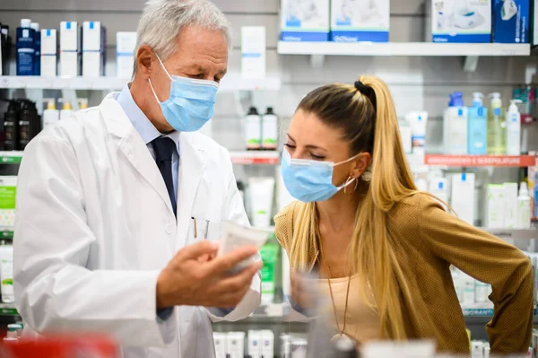 Farmacêutico Sênior Lidando Com Cliente Ambos Usando Máscaras Devido Coronavírus — Fotografia de Stock