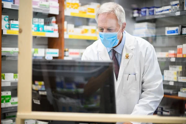 Farmacêutico Trabalhar Com Computador Sua Loja — Fotografia de Stock