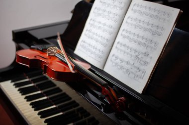 Klasik müzik sahnesi kemanı ve piyanoda skor.