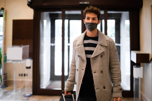 Hombre Enmascarado Entrando Hotel Durante Una Pandemia Covid — Foto de Stock