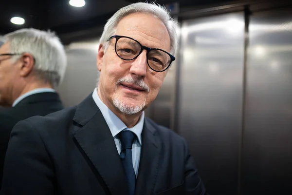 Улыбающийся Старший Бизнесмен Лифте — стоковое фото