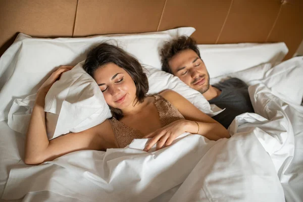 Jong Paar Slapen Rustig Hun Bed — Stockfoto