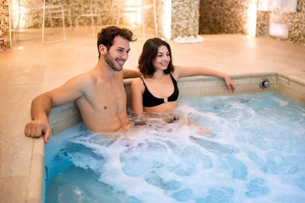 Schönes Paar Macht Ein Whirlpool Bad Einem Wellnessbereich — Stockfoto