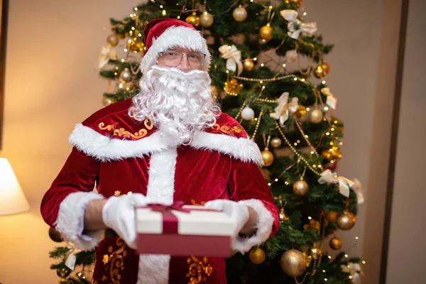 Indoor Portrait Santa Claus Holding Present — Stock Photo, Image
