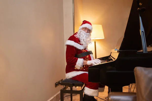 Άγιος Βασίλης Παίζει Πιάνο Εσωτερικούς Χώρους — Φωτογραφία Αρχείου