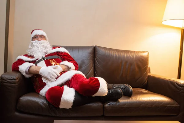 Κουρασμένος Άγιος Βασίλης Χαλαρώνει Στον Καναπέ — Φωτογραφία Αρχείου
