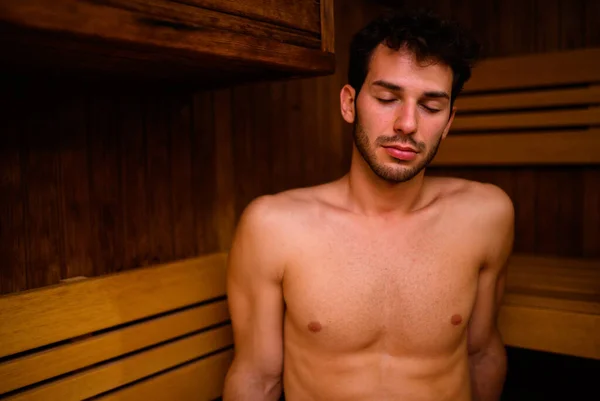 Homem Relaxante Uma Sauna — Fotografia de Stock