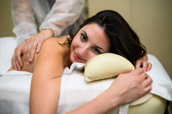 Mulher Relaxada Recebendo Uma Massagem Spa — Fotografia de Stock