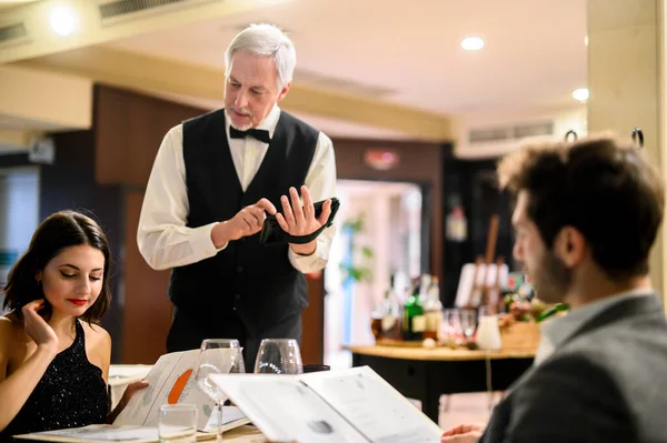 Ober Neemt Orders Aan Een Restaurant — Stockfoto