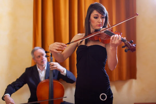 Två Musiker Spelar Sin Violin Och Cello — Stockfoto