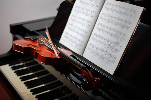 Szene Der Klassischen Musik Violine Und Partitur Auf Einem Klavier — Stockfoto