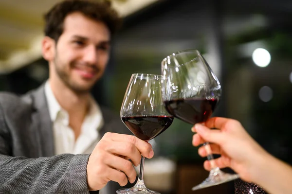 Een Paar Toastende Wijnglazen Een Luxe Restaurant Stockfoto