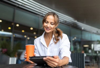 Genç sarışın iş kadını kahve içiyor.