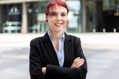 Modern bir şehir ortamında kendine güvenen genç bir bayan yönetici.