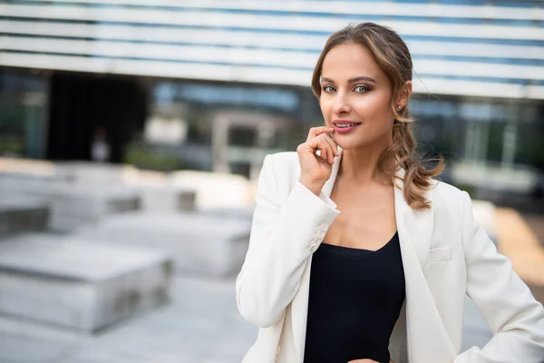 Lächelnde Geschäftsfrau Posiert Freien Der Nähe Ihres Büros — Stockfoto