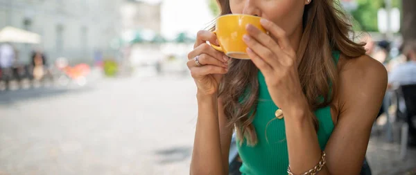 Portret Pięknej Kobiety Picie Kubka — Zdjęcie stockowe