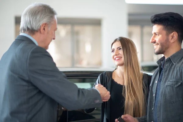 Car Dealer Giving Handshake Giving Keys Seal Deal New Car — Stock Photo, Image