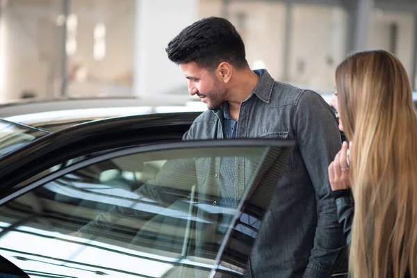 Couple Searching New Car Dealer — Stock Photo, Image