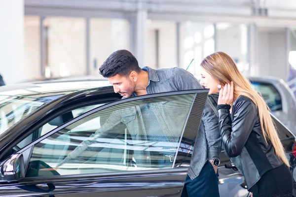 Jeune Couple Choisir Une Nouvelle Voiture Acheter Dans Magasin Concession — Photo