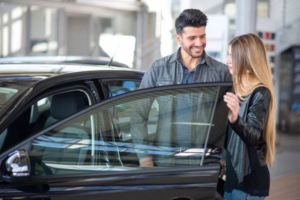 Giovane Coppia Che Sceglie Auto Nuove Acquisto Negozio Concessionaria — Foto Stock