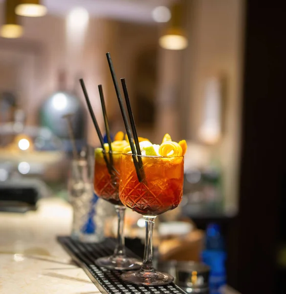 Deux Beaux Cocktails Sur Comptoir Bar — Photo
