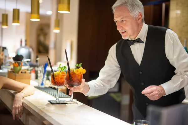 Esperto Barista Che Serve Due Cocktail — Foto Stock