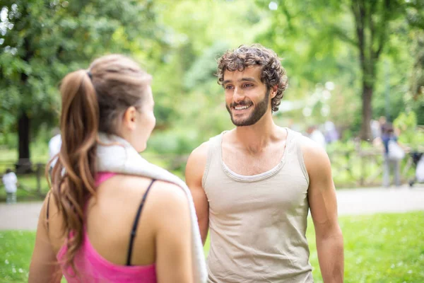 Coppia Atletica Che Parla Parco — Foto Stock