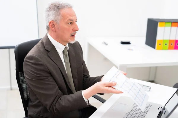 Hombre Negocios Enojado Quejándose Documento Durante Una Reunión Mal Concepto — Foto de Stock