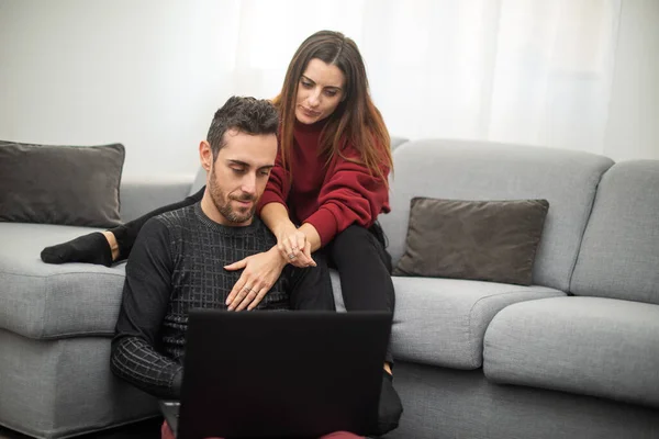 Portret Van Een Gelukkig Paar Met Behulp Van Een Laptop — Stockfoto