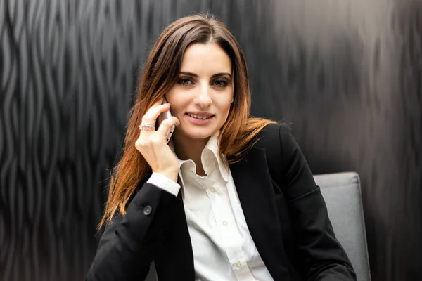 Jonge Secretaresse Aan Telefoon Haar Kantoor — Stockfoto