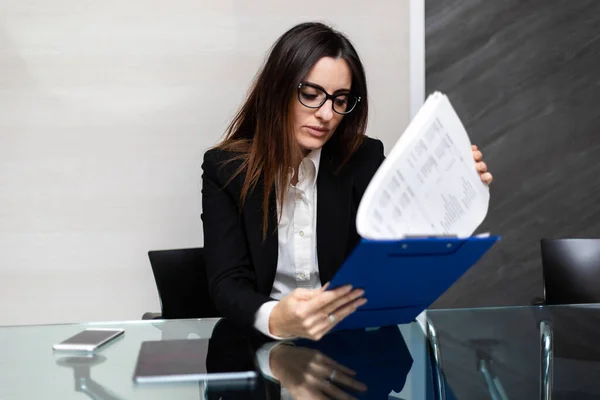 Affärskvinna Läser Viktiga Affärshandlingar — Stockfoto