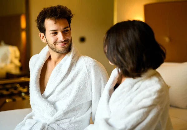 在酒店套房里享受蜜月和健康治疗的浪漫夫妇 — 图库照片
