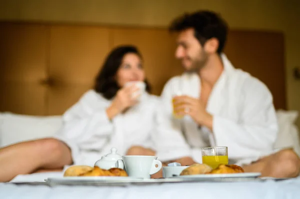 Piękna Para Śniadanie Łóżku Hotelu Młody Mężczyzna Kobieta Szlafrokach Szczęśliwy — Zdjęcie stockowe