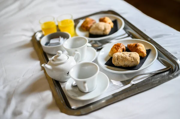 Desayuno Continental Con Leche Café Zumo Naranja Croissant —  Fotos de Stock