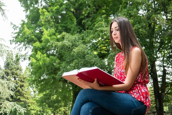 Kvinnlig Student Läser Bok Parken — Stockfoto
