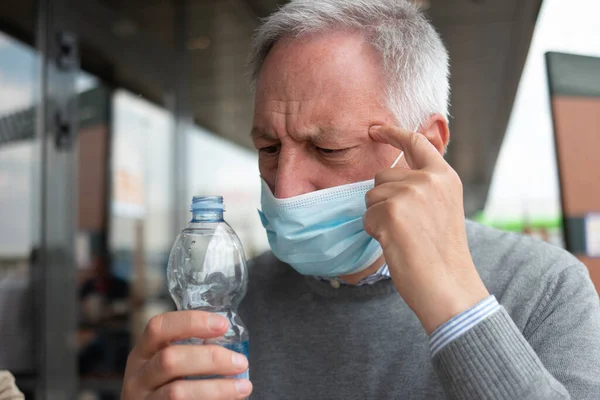 Man Trying Drink Bottle Water Coronavirus Pandemic — Stock Photo, Image