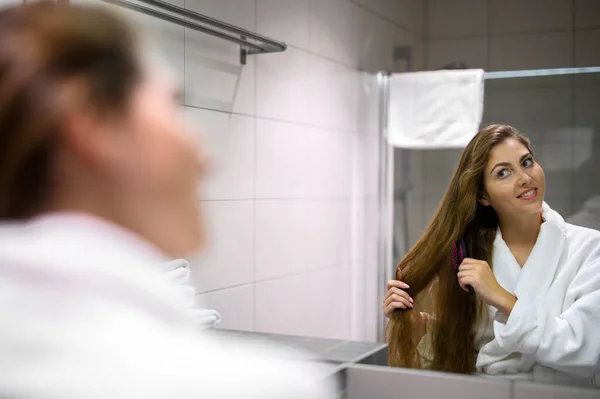 Hermosa Mujer Peinándose Pelo Espejo — Foto de Stock