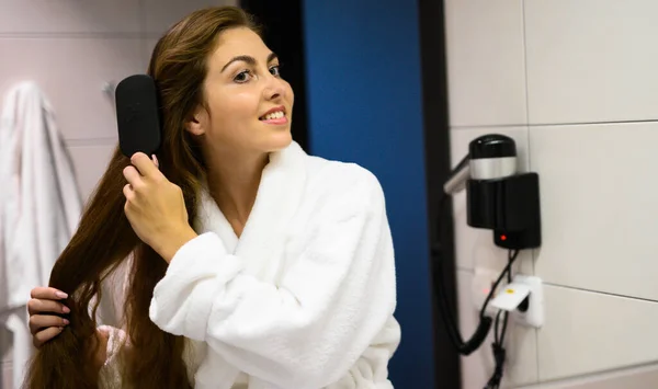 Beautiful Woman Combing Her Hair Mirror — Stock Photo, Image