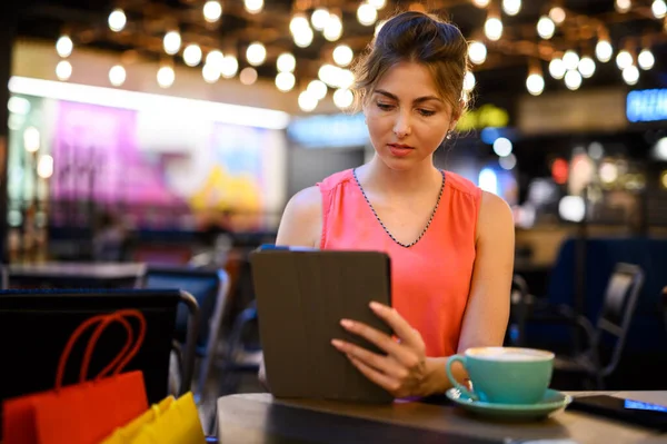 Jovem Uma Pausa Para Café Usando Computador Tablet — Fotografia de Stock