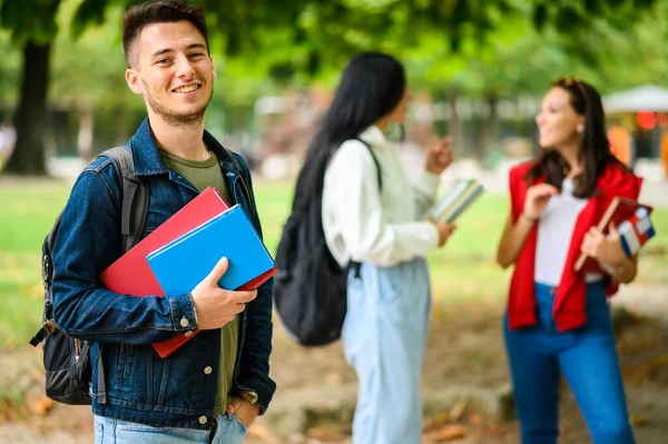 Glad Manlig Student Utomhus Leende — Stockfoto