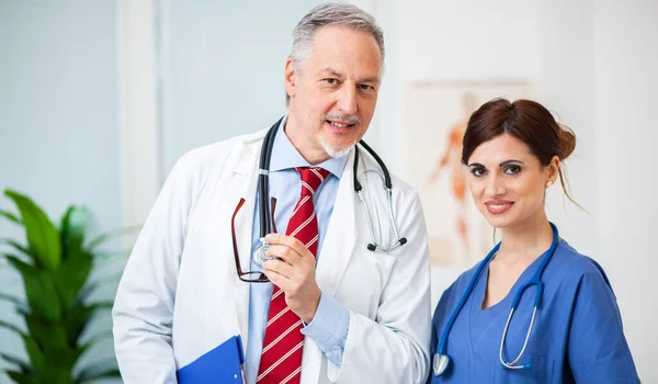 Compañeros Médicos Sonriendo Hospital — Foto de Stock