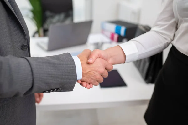 Gente Negocios Dando Mano Una Oficina — Foto de Stock