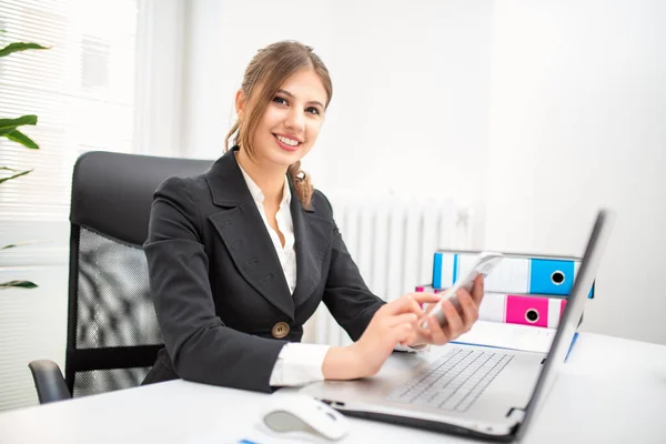 Usmívající Mladá Podnikatelka Businesswoman Své Kanceláři — Stock fotografie