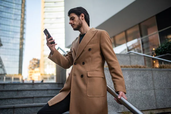 Podnikatel Pozoruje Svůj Smartphone Schodišti — Stock fotografie