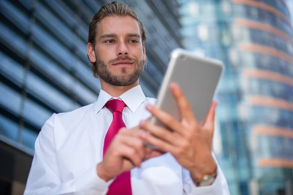 Jovem Empresário Bonito Usando Seu Tablet — Fotografia de Stock