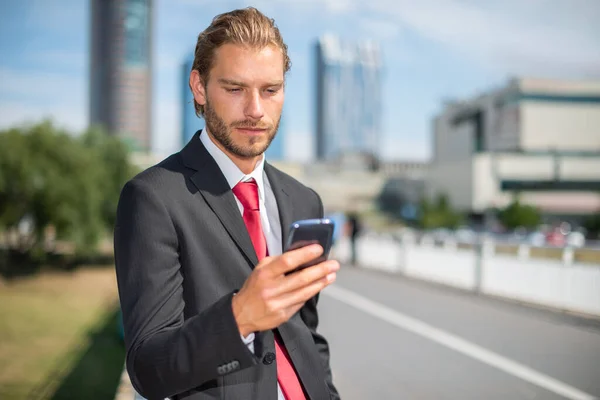 Zakenman Met Behulp Van Zijn Mobiele Telefoon Een Stadsweg — Stockfoto