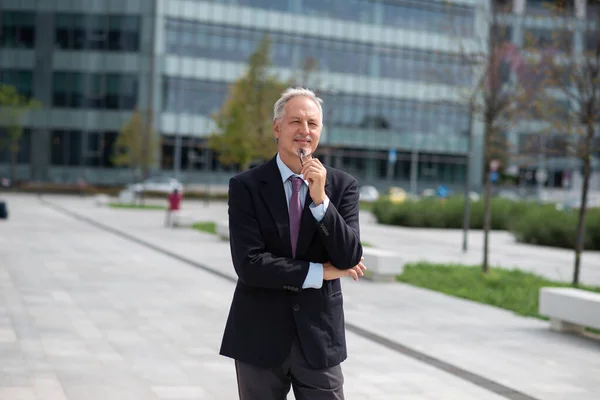 Portrait Senior Confident Businessman Walking Modern City — Stock Photo, Image