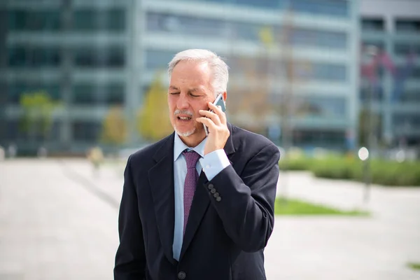 Senior Zakenman Met Behulp Van Zijn Mobiele Telefoon Buiten Tijdens — Stockfoto