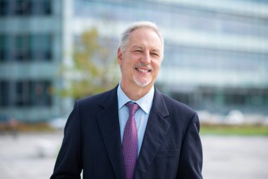 Modern bir şehirde kendinden emin bir işadamının portresi.