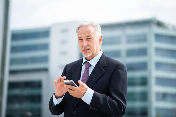 Starszy Biznesmen Korzystający Smartfona Świeżym Powietrzu — Zdjęcie stockowe